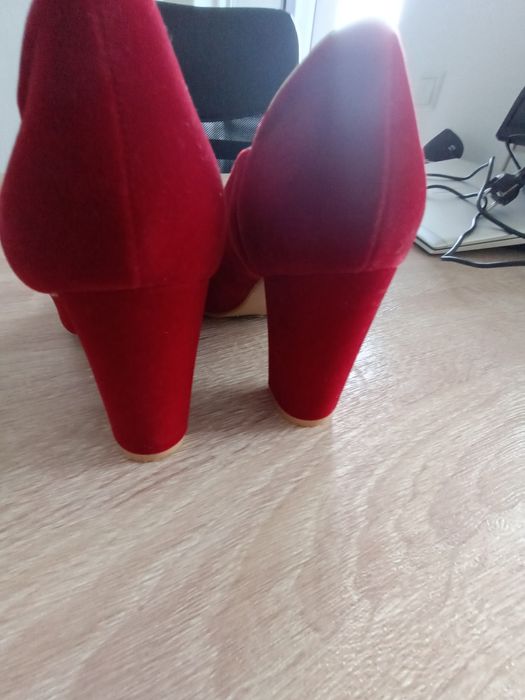 Pantofi Roșii de Catifea