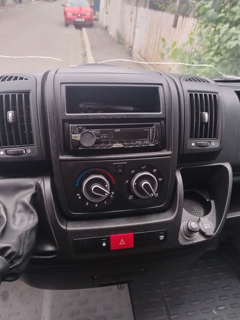 Vând Peugeot cu frig