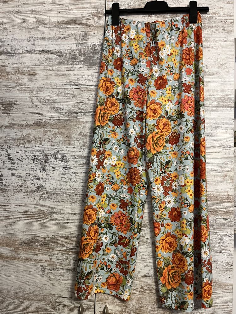 Pantaloni Zara cu model floral