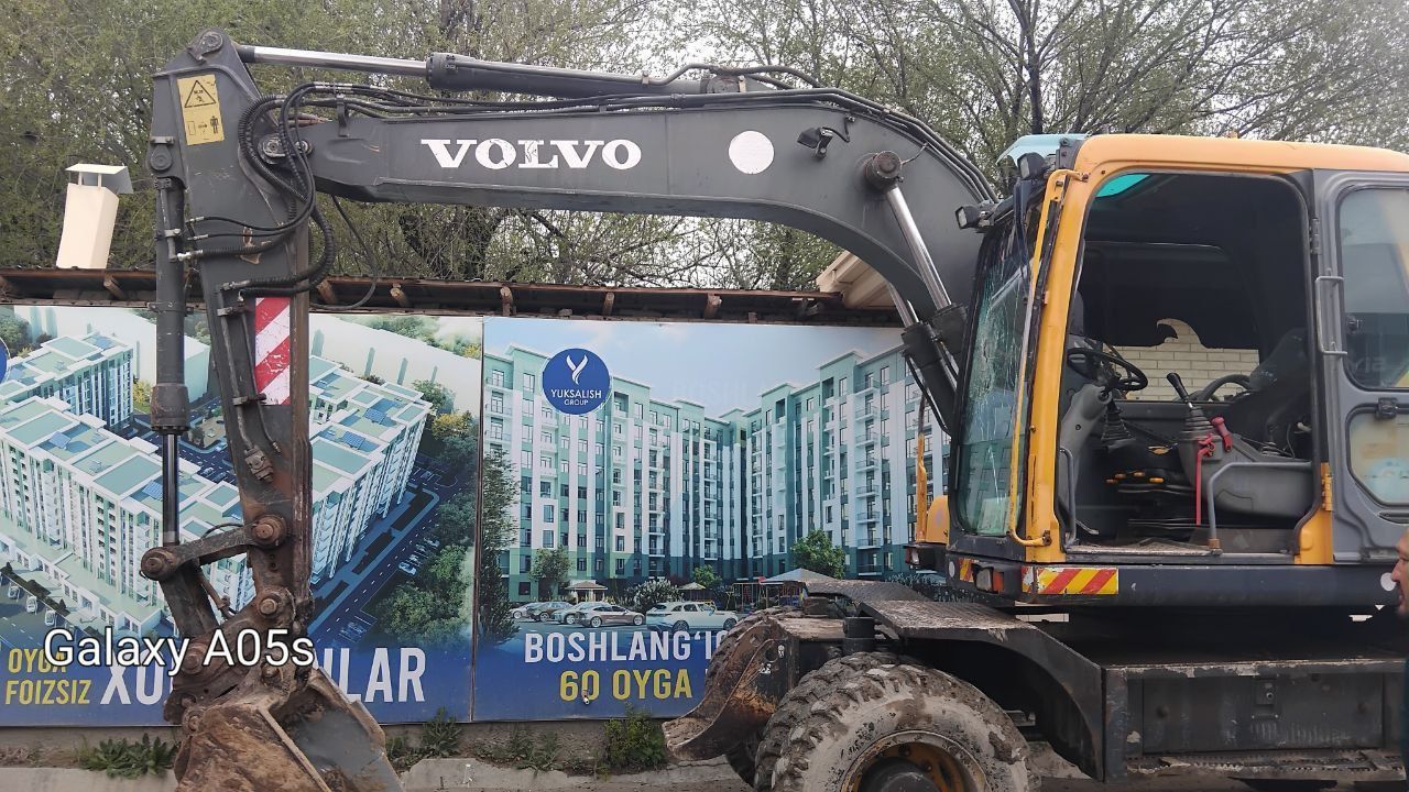 Volvo 145 sotiladi 2010 xolati yaxshi