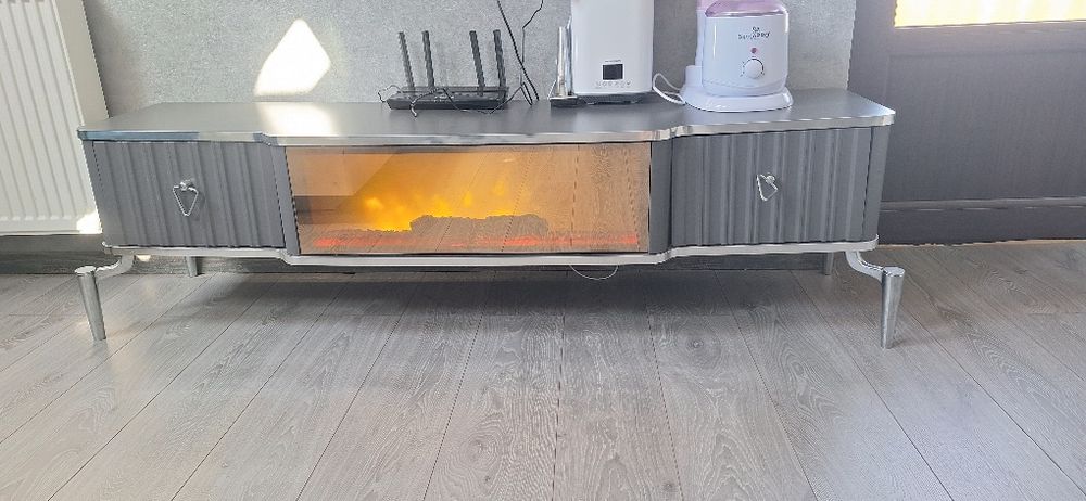 Coltar cu lada de depozitare si comoda cu semineu