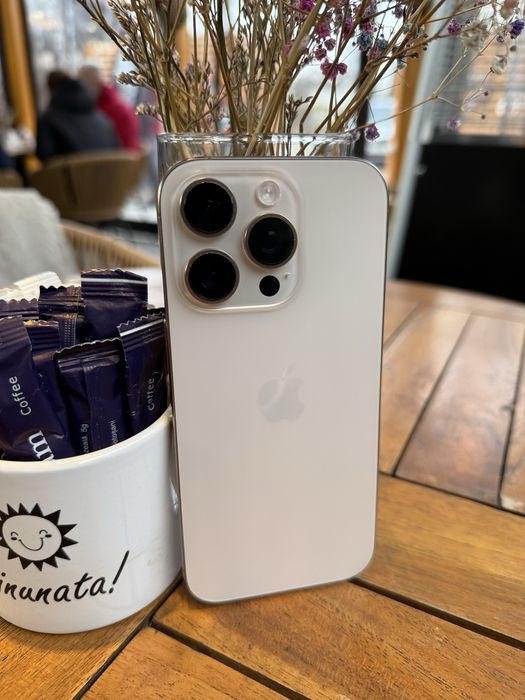 iPhone 16 PRO GOLD 256gb / 93% baterie