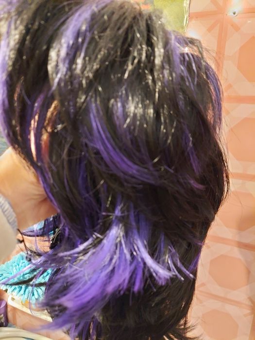 Vand peruca noua . Negru cu suvite mov exact cea din imagine