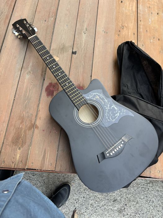 Gitara sotiladi 500 minga