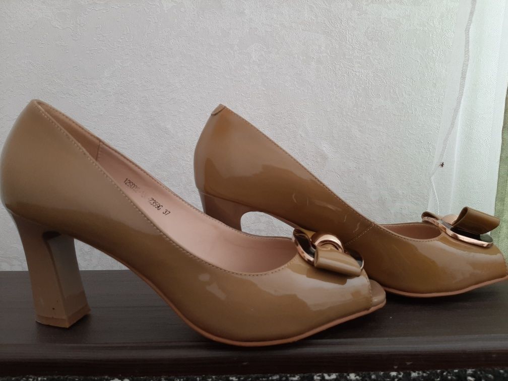 Продам женские туфли размер 37