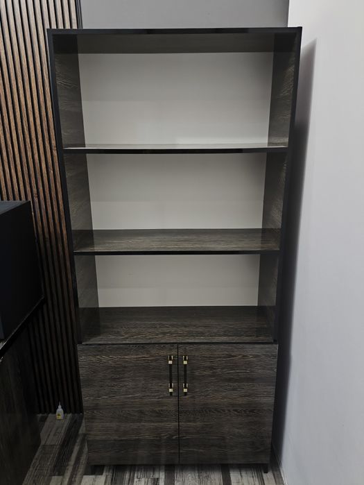 Книжный шкаф в новом состоянии