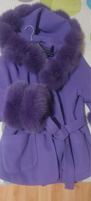 Палто от кашмир с яка от сребърна лисица в лилаво