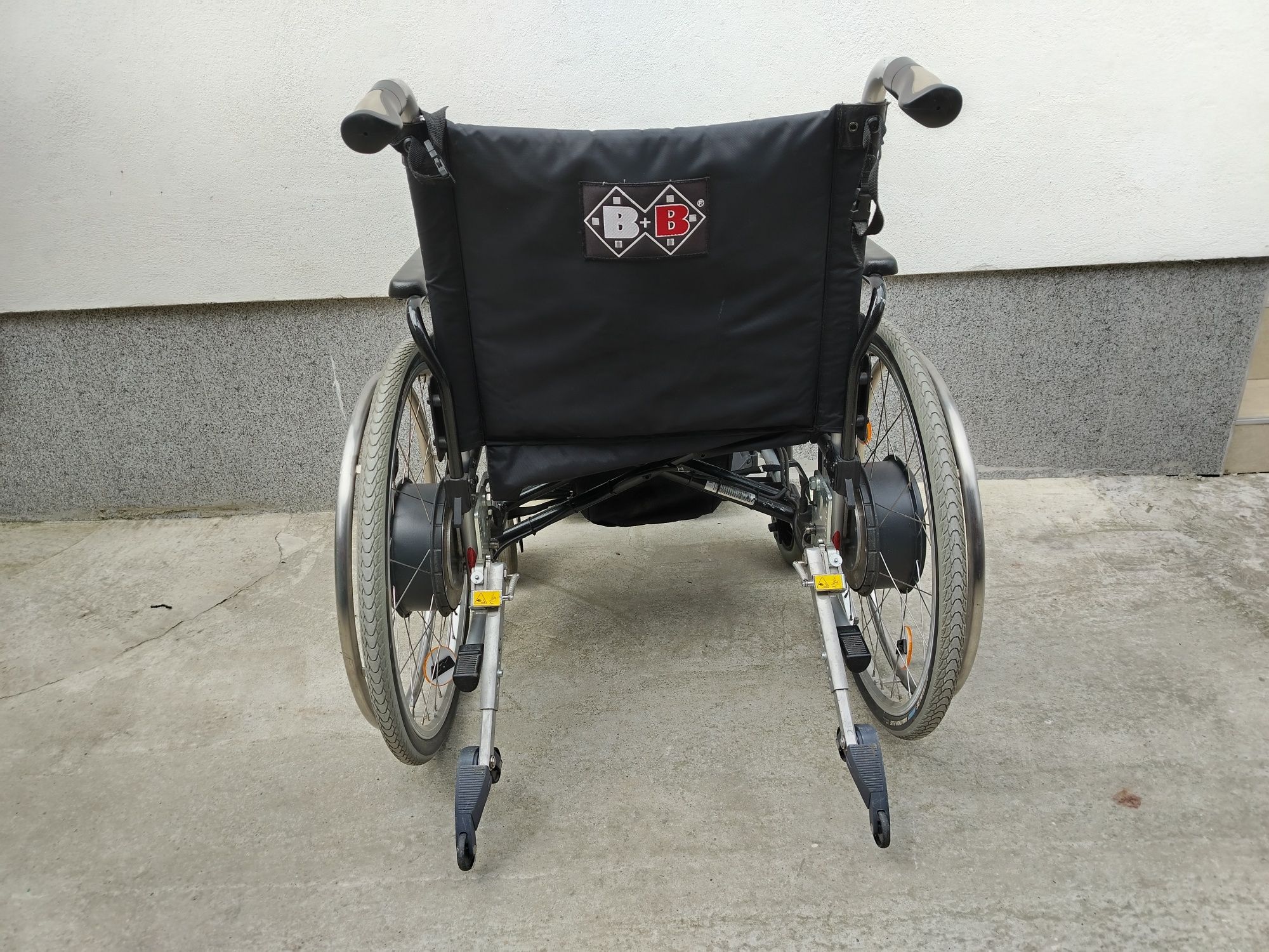 Cărucior scaun electric pliabil pentru persoane cu dizabilități
