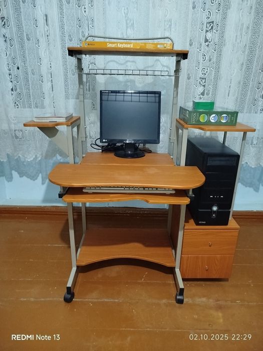 Компьютерный стол с надстройкой и полкой для системного блока !