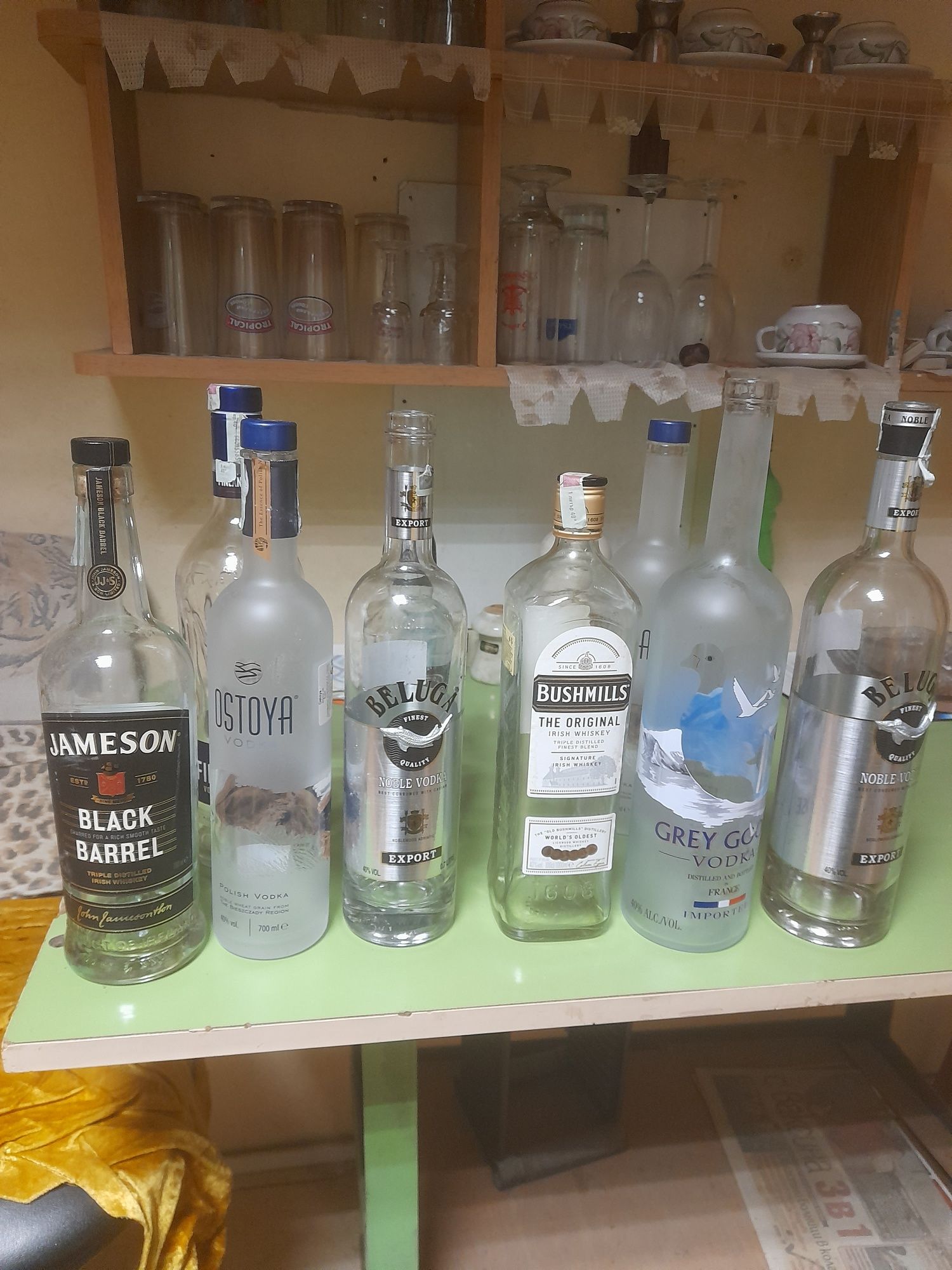 Празни бутилки от алкохол