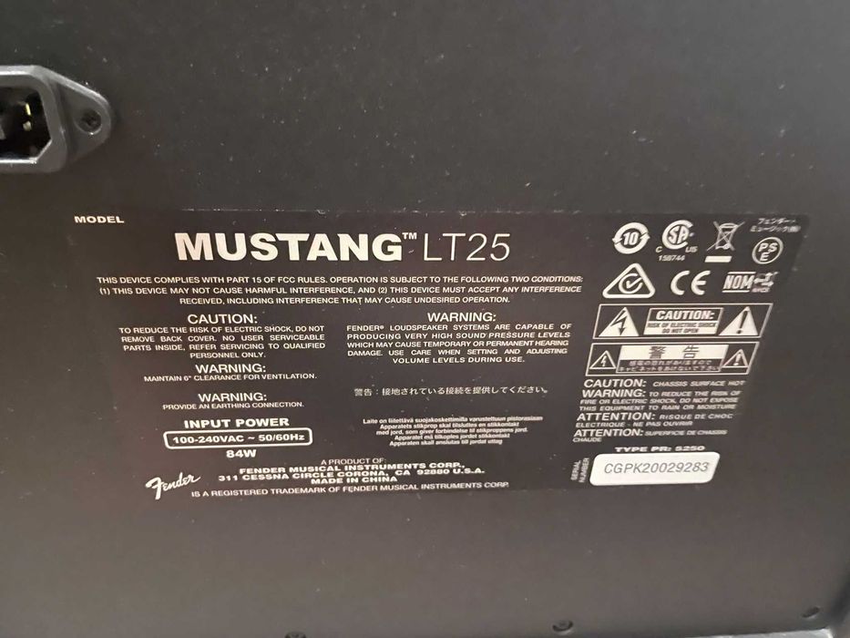 Vand Fender Mustang LT25 si Chitara Squier Stratocaster
