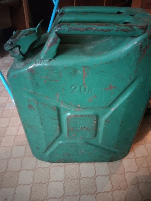 Продам канистру железную 20 л