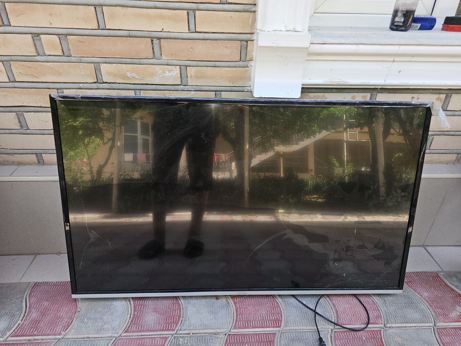 Televizor ekrani buzilgan zoʻr Televizor katta RAZMER 54