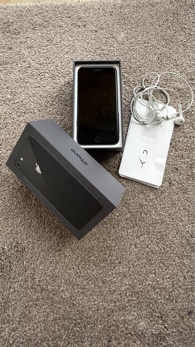 iPhone 8 64GB - черен + слушалки