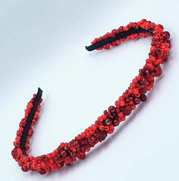 Coroniță lucrată manual cu margele roșii
