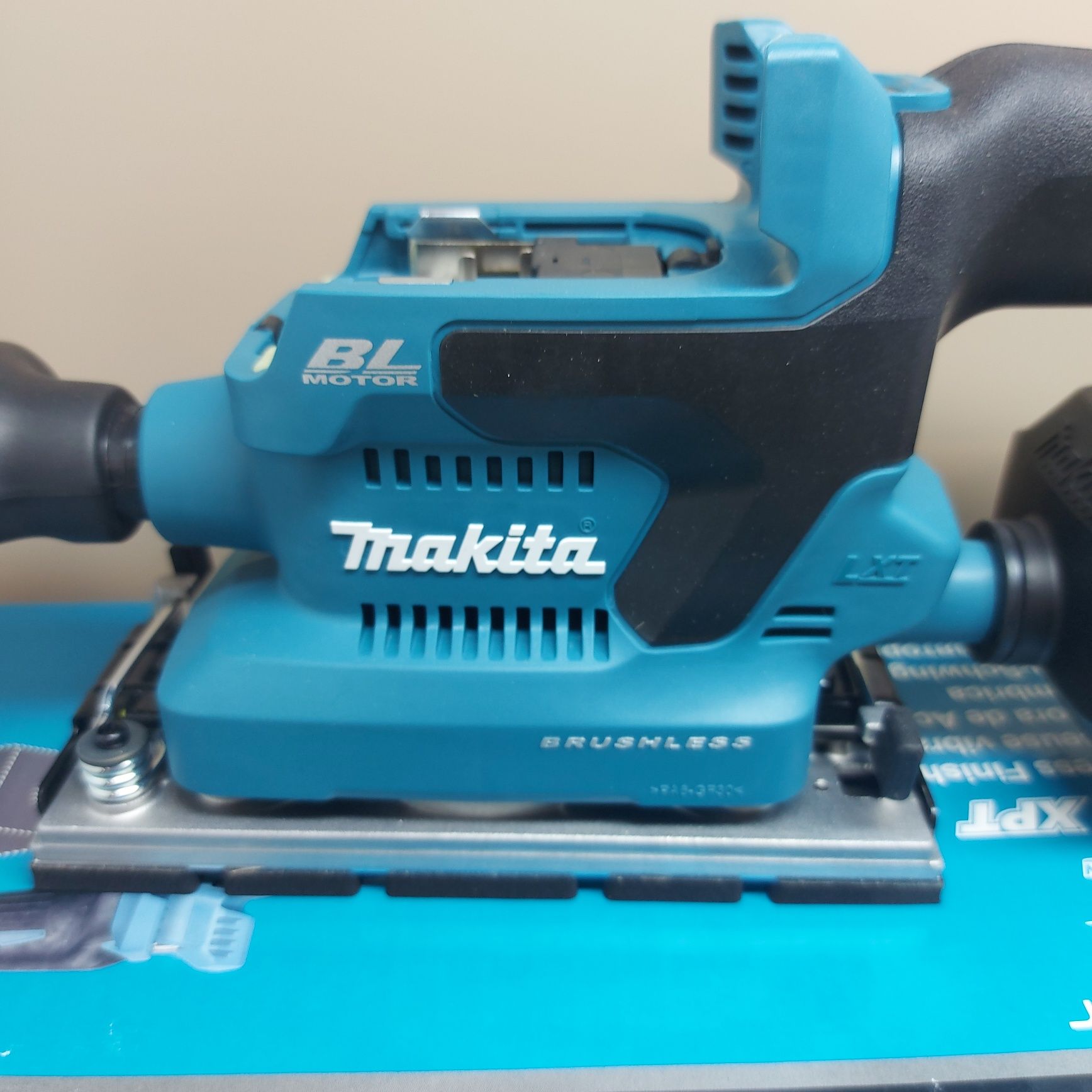 Акумулаторна вибрационна шлайф машина Makita DBO380Z