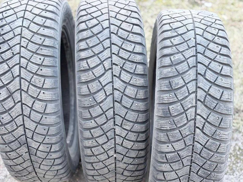 шины зимние 215/65 16  шипованные