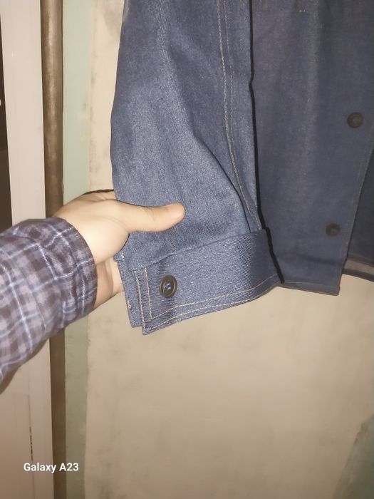 Джинсовая куртка и брюки.