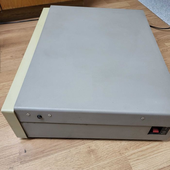 Продавам кутия със захранване от "Правец 16"