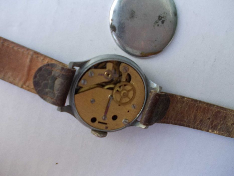 Ceas vechi de mana barbatesc MILITAR? defect