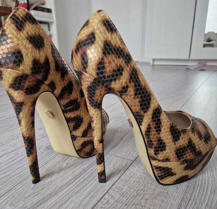 Pantofi cu toc și platforma noi