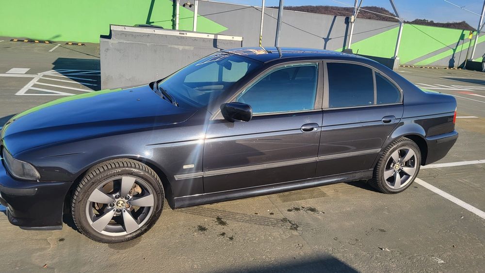 BMW E39 2.5 
Anul 2000 
120kw

Mașina se reprezintă foarte Ok din toat