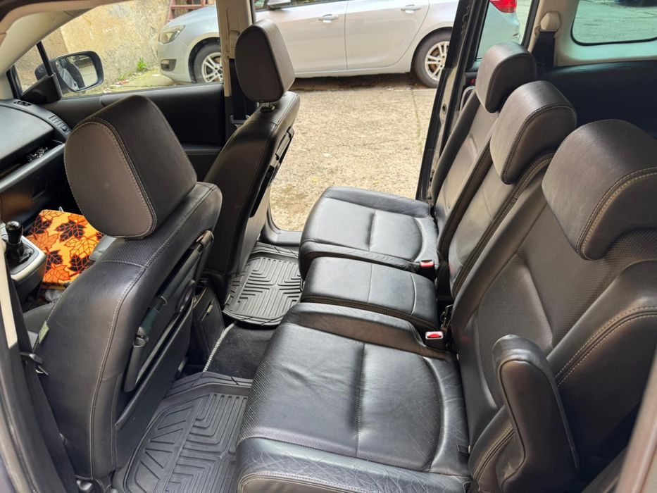 Vand Mazda 5 cu 7 locuri
