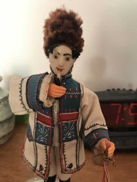 păpușă  in port popular