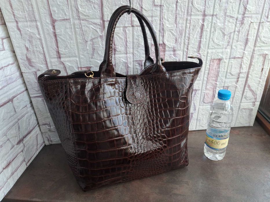 дамска чанта,кафява лачена чанта-естествена кожа тип крокодилска