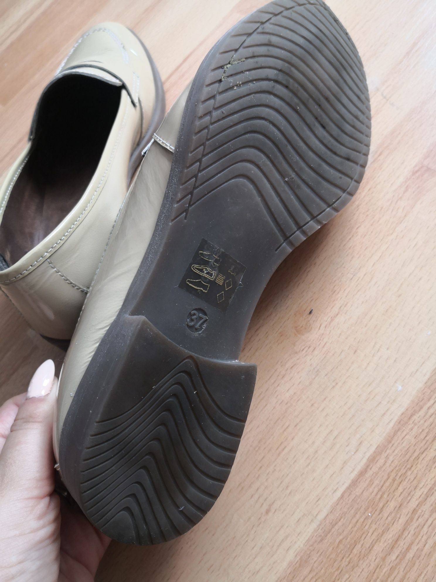 Vând pantofi piele naturala lăcuita-37