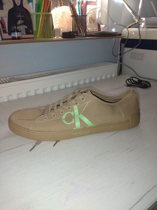 Vând teniși calvin klein