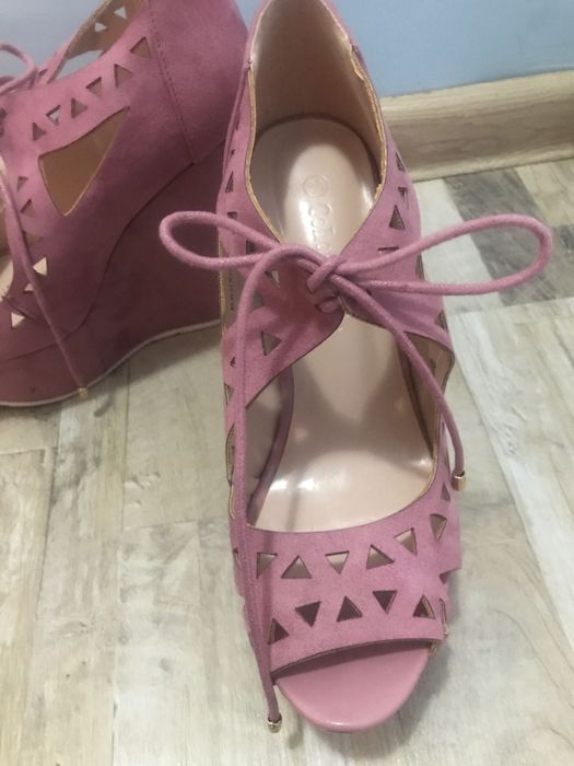 Дамски обувки на платформа