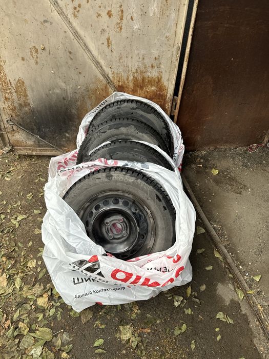 Резина зимняя шипованная почти новая