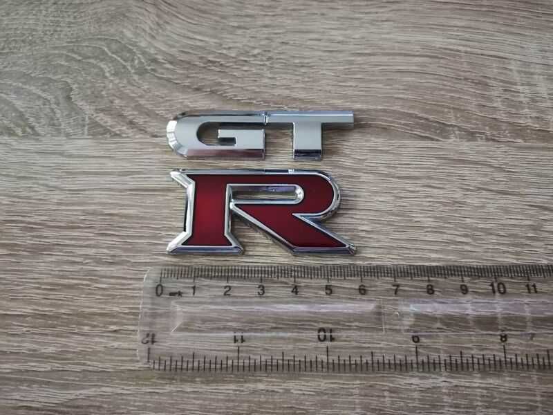 Емблема Nissan GT-R сребристо с червено