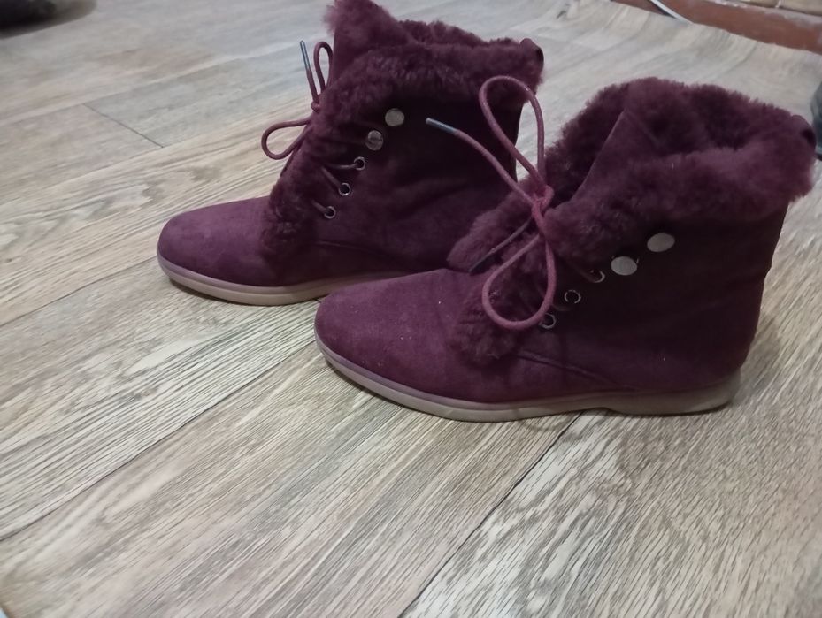 Продам подрасковые ботинки для девочек .