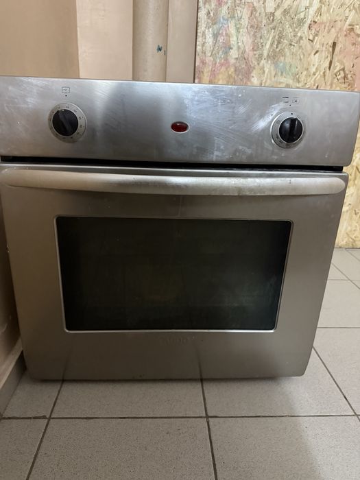 Духовой шкаф, газовый, встроенный.