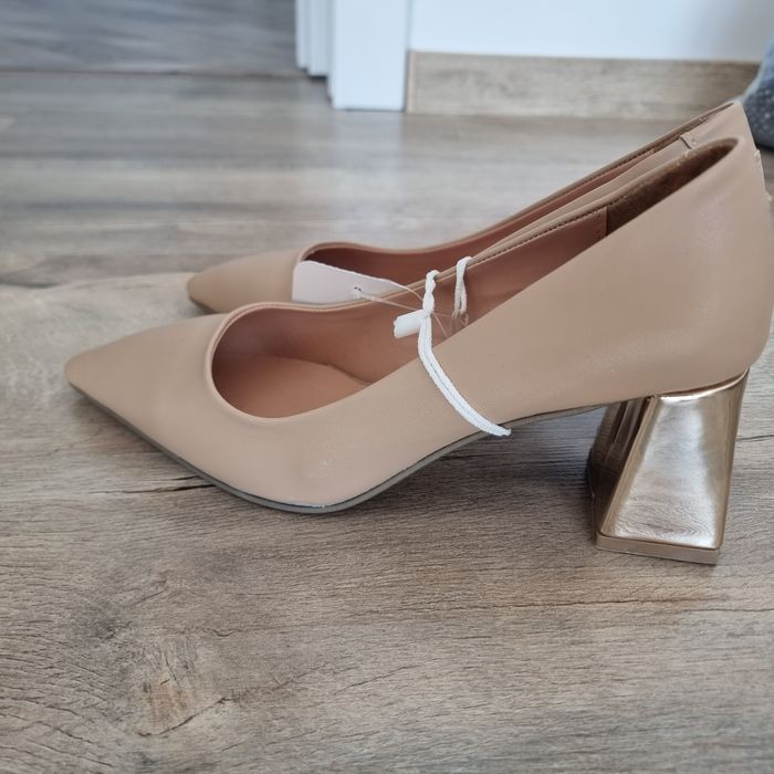 Pantofi nude 37 cu toc auriu
