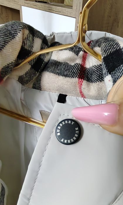Geaca impermeabila Burberry, calitate garantata,am mai multe mărimi