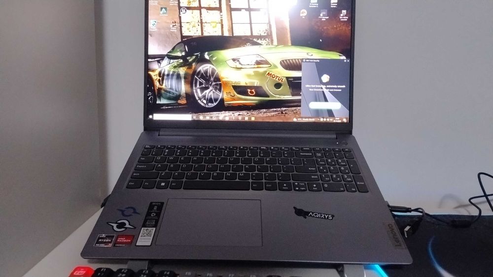 Vând laptop Lenovo în stare perfecta folosit doar o luna