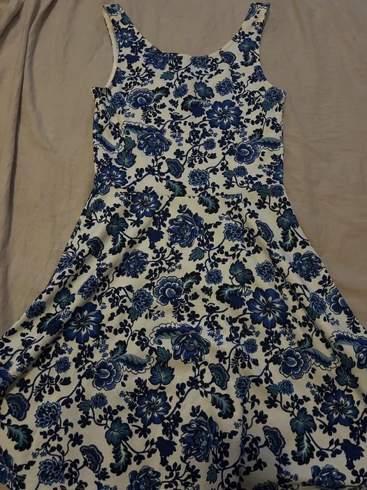Бяло-синя рокля на цветя