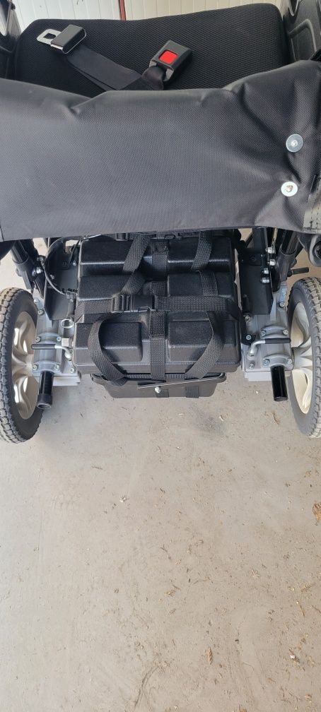 Продавам почти нова електрическа инвалидна количка