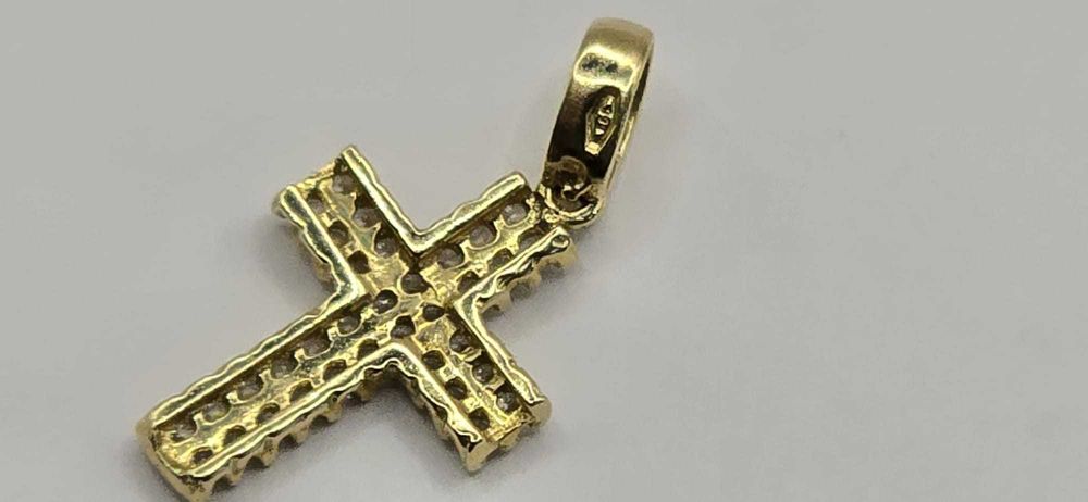 Pandantiv Cruce Aur 14k cu Zirconiu Pave - 0.94g - Stare Excelentă