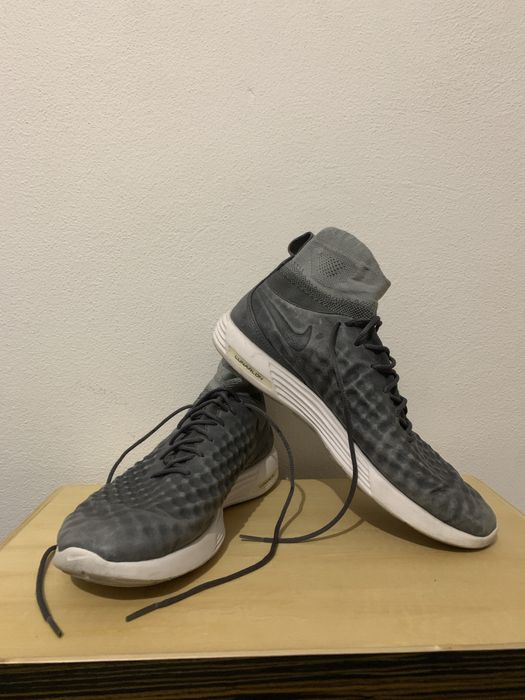 Vând adidași Nike