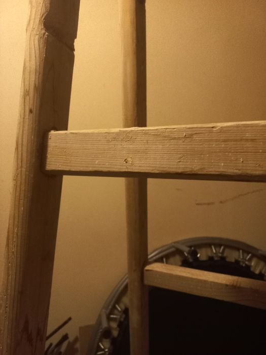 Двураменна дървена стълба