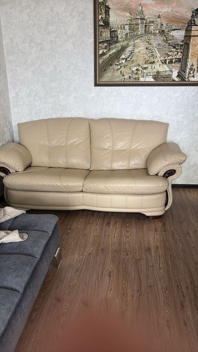 Продаётся кожаное кресло хорошее