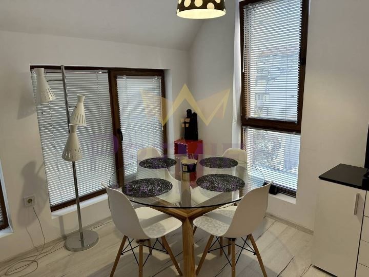 Двустаен апартамент, Колхозен пазар