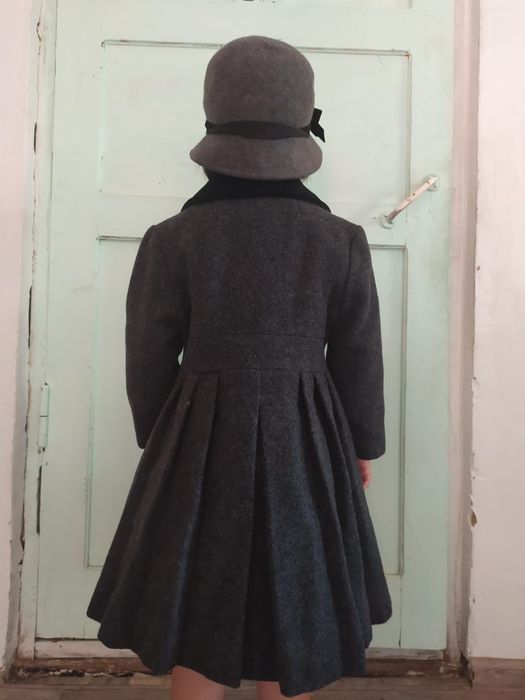Пальто из  чистой шерсти с шляпкой.