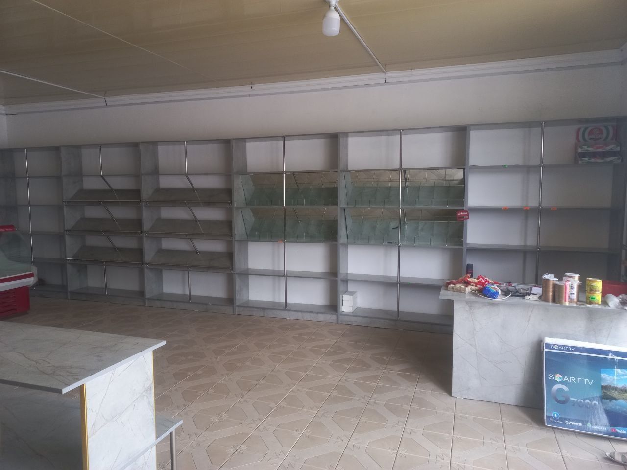 Магазинга полкалар ва колбасага холодильник
