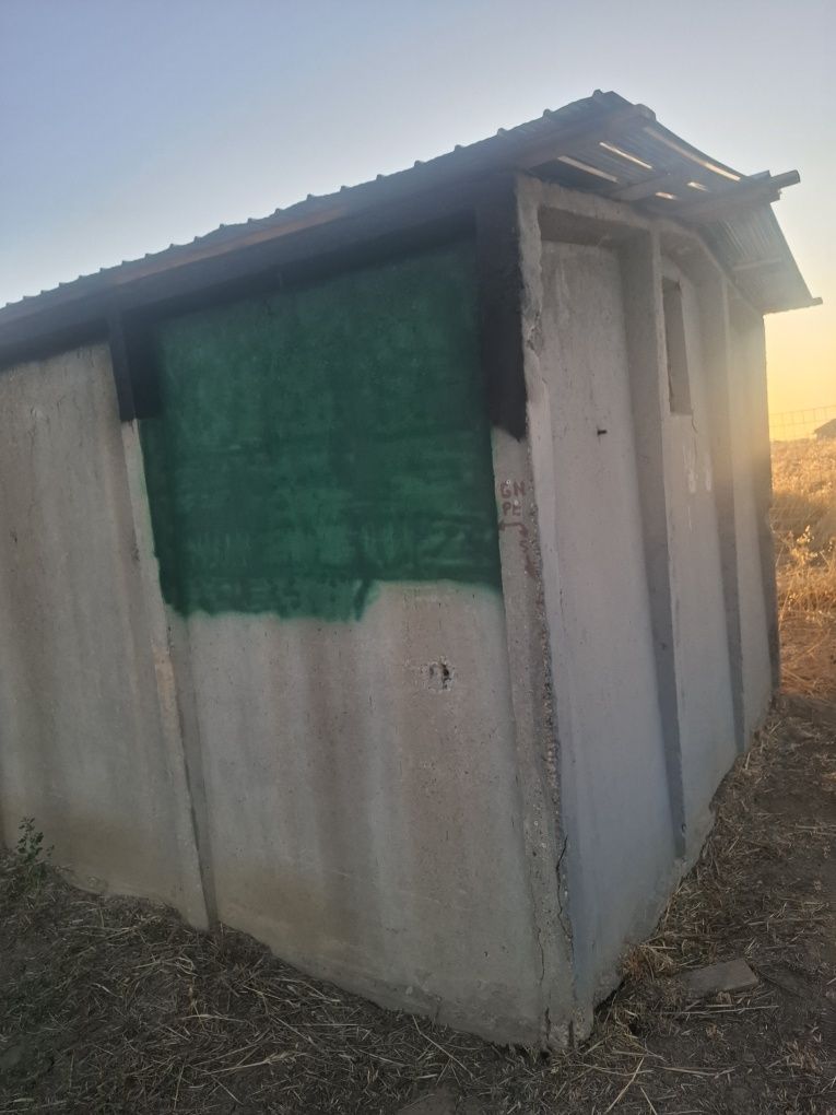 Vând garaj beton