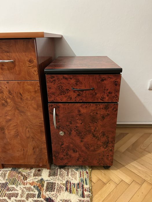 Birou si cub de vanzare (nu sunt aceasi culoare)